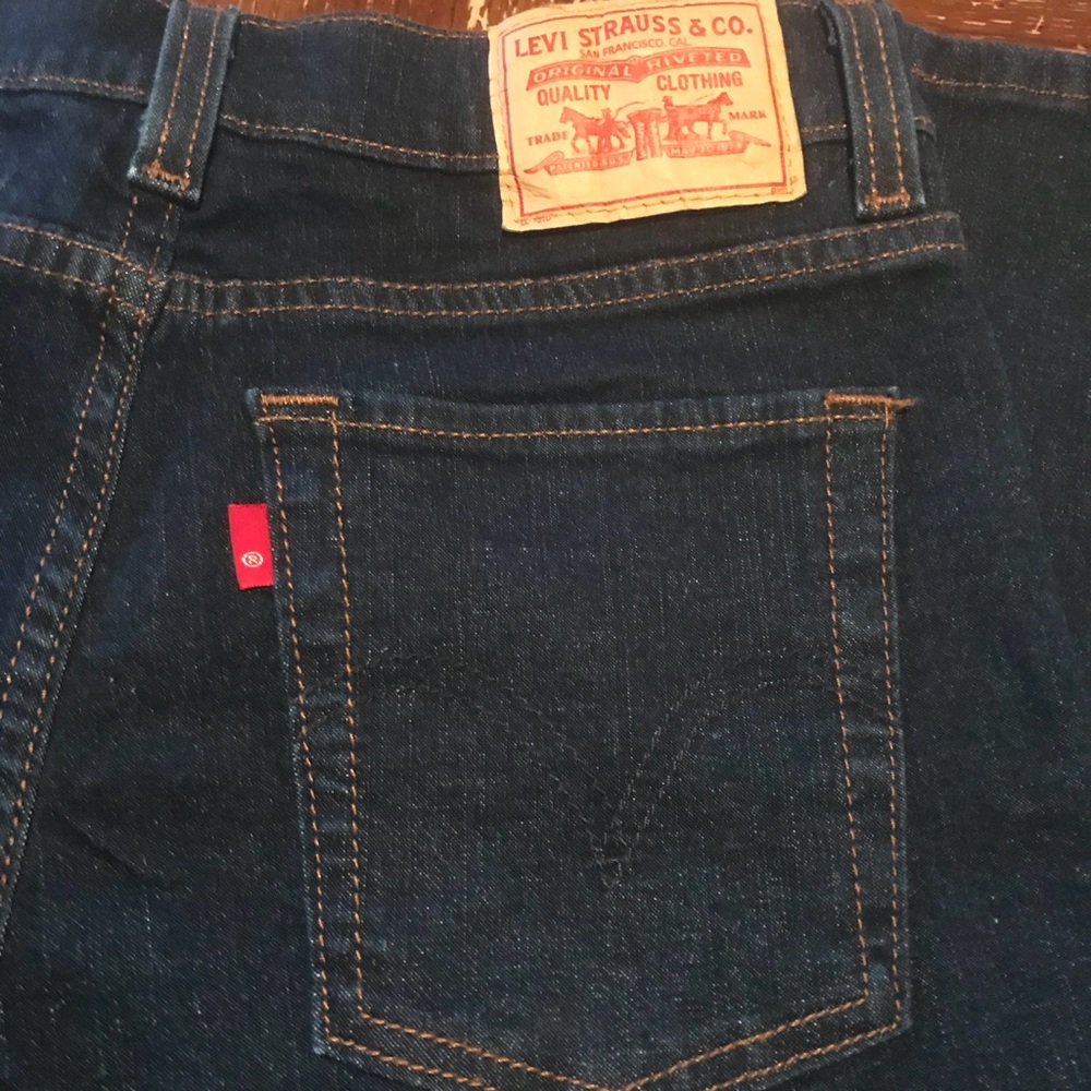 Women’s Levi’s size 10. Perfectly slimming .